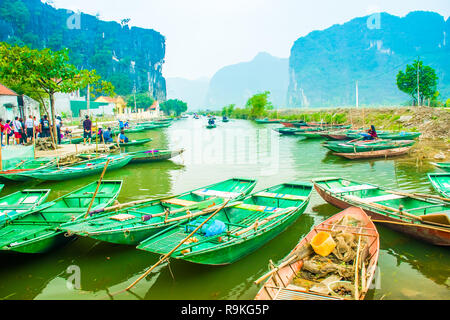 Boote auf dem Fluss in Vietnam in der Nähe von Tam Coc, Ninh Binh Stockfoto