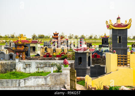 Typischen bunten vietnames Friedhof, Ninh Binh in Vietnam. Stockfoto