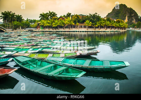 Erstaunlich morgen Ansicht mit vietnamesischen Boote am Fluss, Tam Coc, Ninh Binh in Vietnam Reisen und Reiseziele Stockfoto