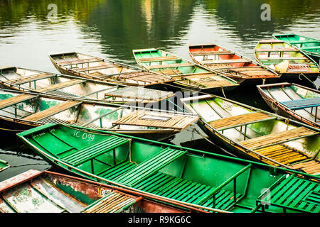 Erstaunlich morgen Ansicht mit vietnamesischen Boote am Fluss, Tam Coc, Ninh Binh in Vietnam Reisen und Reiseziele Stockfoto