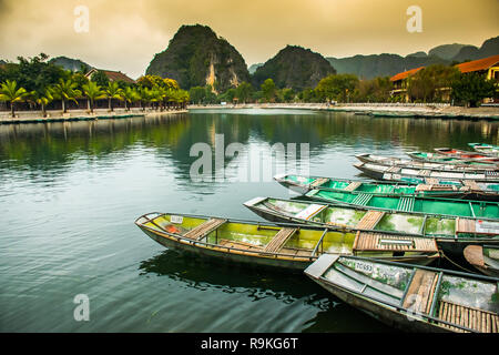 Erstaunlich morgen Ansicht mit vietnamesischen Boote am Fluss, Tam Coc, Ninh Binh in Vietnam Reisen und Reiseziele Stockfoto