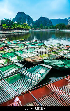 Erstaunlich morgen Ansicht mit vietnamesischen Boote am Fluss, Tam Coc, Ninh Binh in Vietnam Reisen und Reiseziele Stockfoto