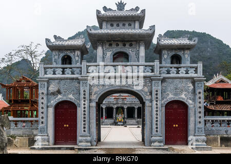 Im chinesischen Stil Eingangstor der Thailändischen Vi Tempel in der Nähe von Trang eine Landschaft Komplex im Sommer in der Tam Coc, Ninh Binh in Vietnam. Stockfoto