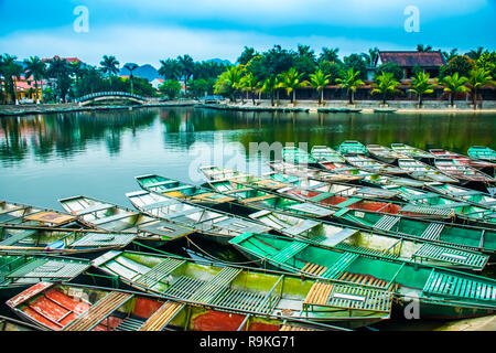 Erstaunlich morgen Ansicht mit vietnamesischen Boote am Fluss, Tam Coc, Ninh Binh in Vietnam Reisen und Reiseziele Stockfoto