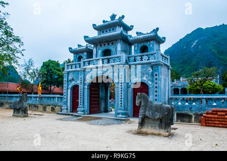 Im chinesischen Stil Eingangstor der Thailändischen Vi Tempel in der Nähe von Trang eine Landschaft Komplex im Sommer in der Tam Coc, Ninh Binh in Vietnam. Stockfoto