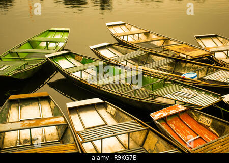 Erstaunlich morgen Ansicht mit vietnamesischen Boote am Fluss, Tam Coc, Ninh Binh in Vietnam Reisen und Reiseziele Stockfoto