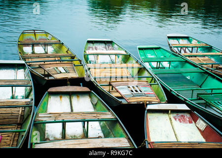 Erstaunlich morgen Ansicht mit vietnamesischen Boote am Fluss, Tam Coc, Ninh Binh in Vietnam Reisen und Reiseziele Stockfoto