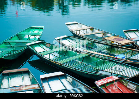 Erstaunlich morgen Ansicht mit vietnamesischen Boote am Fluss, Tam Coc, Ninh Binh in Vietnam Reisen und Reiseziele Stockfoto