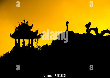 Sonnenuntergang geheimnisvolle Drache des Hang Mua Cave Temple View Point in Ninh Binh in Vietnam. Stockfoto