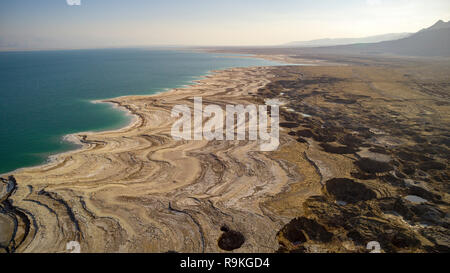 Luftaufnahmen mit einer Drohne. Erhöhten Blick auf die Ufer des Toten Meeres, Israel Stockfoto