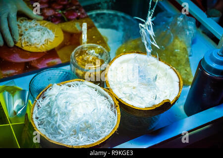 Frische süsse Kokosnuss Wüste auf dem Lebensmittelmarkt, Phu Quoc in Vietnam. Stockfoto