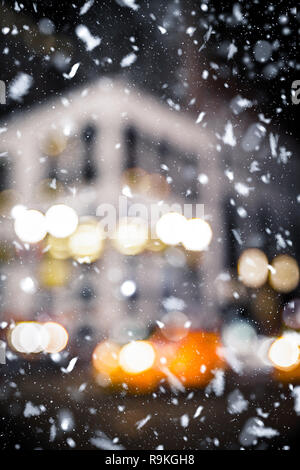 Defokussierten blur New York City Midtown Manhattan Straße Szene mit gelben Taxi und Schneeflocken fallen im Winter Schnee Sturm Stockfoto