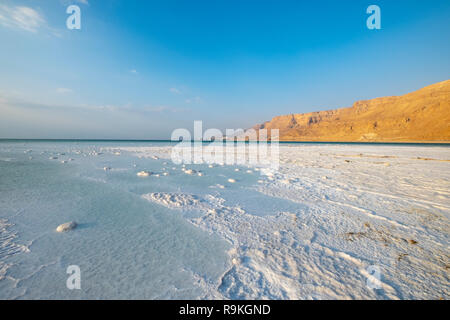 Israel, Totes Meer Salz Crystalization verursacht durch Wasserverdunstung Stockfoto