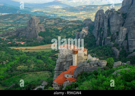 Spektakulären Meteora Felsen Formationen und Klöster, Meteora, Ebene von Thessalien, Griechenland Stockfoto