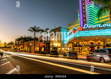 Main Street in der Innenstadt von Ventura, Kalifornien, USA mit Weihnachtsbeleuchtung und Streifenbildung verkehr Scheinwerfer bei Sonnenuntergang am Weihnachtsabend 2018 eingerichtet. Stockfoto