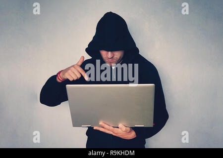 Konzept der Verteidigung und Spionage von vertraulichen Informationen Hacker - Gute Kenntnisse in EDV-Systemen sowie den Zugriff auf Informationen durch Stanzen t Stockfoto