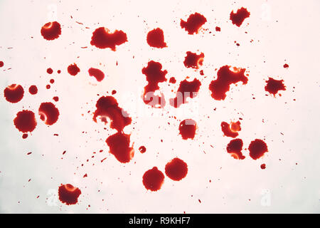 Blutbefleckte weiße Oberfläche. Ekelhaft, das Blut tropfen auf Weiße. Blutige spuckt auf Weiß. Red spittles Dripple auf hellen Hintergrund. Menschliche w Stockfoto