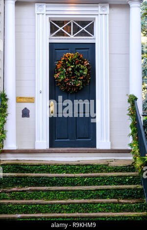 Traditionelle Magnolia Weihnachten Kranz schmückt ein historisches Haus während der Ferien auf Unterkunft Lagare Straße in Charleston, South Carolina. Stockfoto