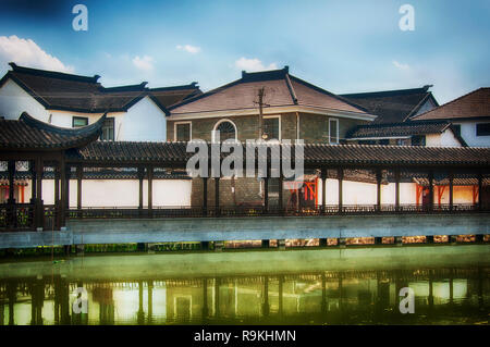 Die weißen Gebäude des Luzhi Wasser Stadt landschaftlich reizvollen Gegend in Wuzhong Bereich von Suzhou in der Provinz Jiangsu in China an einem sonnigen Tag. Stockfoto