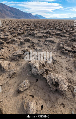 Salzformationen am Golfplatz des Teufels im Death Valley National Park, Kalifornien, USA Stockfoto