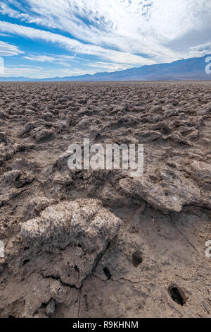 Ungewöhnliche salzformationen am Golfplatz des Teufels im Death Valley National Park, Kalifornien, USA Stockfoto