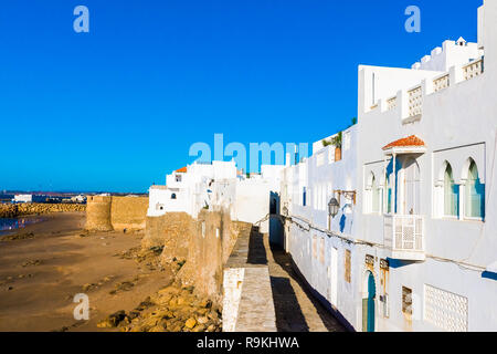 Alte Stadtmauer von weißen Medina der Stadt Asilah am Ozean Küste, Marokko in Afrika Stockfoto