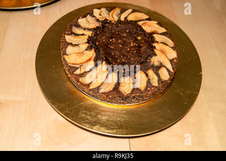 Traditionelle Buchweizen Torte mit Apfelscheiben, auf goldenen Platte vorgelegt, festlicher Nachtisch Stockfoto