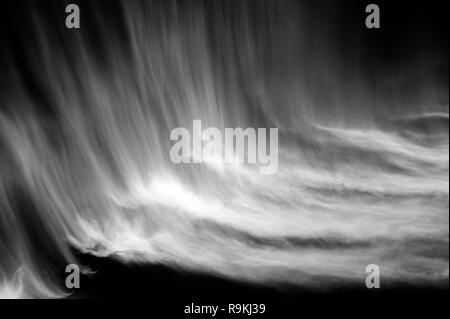 Cirrus Wolken breiteten sich über Sky erstellen Vogel Flügel, tierischen Formen Stockfoto