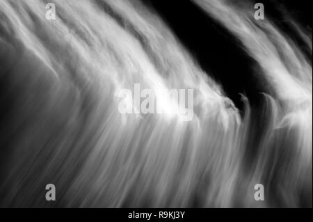 Cirrus Wolken breiteten sich über Sky erstellen Vogel Flügel, tierischen Formen Stockfoto