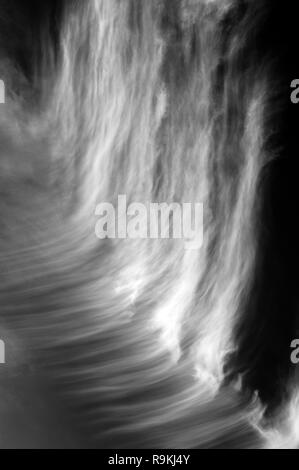 Cirrus Wolken breiteten sich über Sky erstellen Vogel Flügel, tierischen Formen Stockfoto