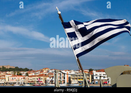 Flagge Griechenland im Hafen von Mytilini, Lesbos, Griechenland. Stockfoto