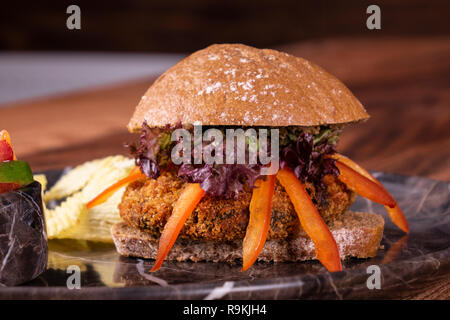 Vegane hausgemachte Portabello Pilz Black Bean Burger mit Pommes frites Stockfoto