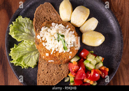 Vegan gebackene süsse Kartoffel Frikadellen, Guacamole und gemüse salat. Holz- Hintergrund, gesunde, vegetarische Essen Konzept Stockfoto
