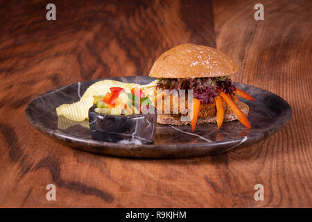 Vegane hausgemachte Portabello Pilz Black Bean Burger mit Pommes frites Stockfoto