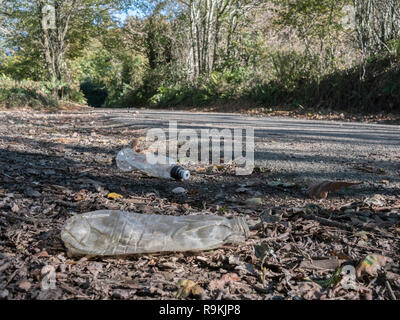 PTFE-Kunststoff Soft drink Flasche neben ländlichen country lane verworfen. Metapher Kunststoff Verschmutzung, Umweltverschmutzung, Krieg auf Kunststoffabfälle. Stockfoto