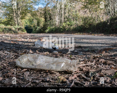 PTFE-Kunststoff Soft drink Flasche neben ländlichen country lane verworfen. Metapher Kunststoff Verschmutzung, Umweltverschmutzung, Krieg auf Kunststoffabfälle. Stockfoto