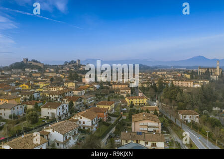 Blick auf Monzambano, die Burg und die Mauern, Mozambano (Mantova) Italien Stockfoto