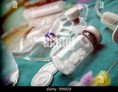 Durchstechflasche mit Medizin in Staub ohne Verdünnung in einer Tabelle der Operationssaal eines Krankenhauses, konzeptionelle Bild Stockfoto