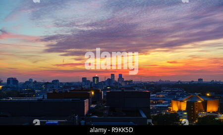 BERLIN, DEUTSCHLAND - 8. OKTOBER 2018: Die spektakulären Sonnenuntergang vom Potsdamer Platz in Berlin, Deutschland am 8. Oktober 2018 gesehen. Stockfoto