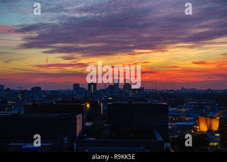 BERLIN, DEUTSCHLAND - 8. OKTOBER 2018: Die spektakulären Sonnenuntergang vom Potsdamer Platz in Berlin, Deutschland am 8. Oktober 2018 gesehen. Stockfoto