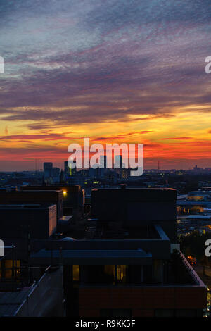 BERLIN, DEUTSCHLAND - 8. OKTOBER 2018: Die spektakulären Sonnenuntergang vom Potsdamer Platz in Berlin, Deutschland am 8. Oktober 2018 gesehen. Stockfoto