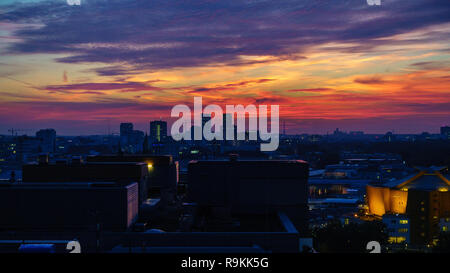 BERLIN, DEUTSCHLAND - 8. OKTOBER 2018: Die spektakulären Sonnenuntergang vom Potsdamer Platz in Berlin, Deutschland am 8. Oktober 2018 gesehen. Stockfoto