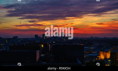 BERLIN, DEUTSCHLAND - 8. OKTOBER 2018: Die spektakulären Sonnenuntergang vom Potsdamer Platz in Berlin, Deutschland am 8. Oktober 2018 gesehen. Stockfoto