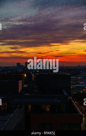 BERLIN, DEUTSCHLAND - 8. OKTOBER 2018: Die spektakulären Sonnenuntergang vom Potsdamer Platz in Berlin, Deutschland am 8. Oktober 2018 gesehen. Stockfoto