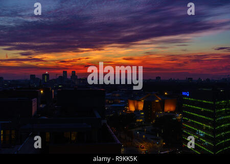 BERLIN, DEUTSCHLAND - 8. OKTOBER 2018: Die spektakulären Sonnenuntergang vom Potsdamer Platz in Berlin, Deutschland am 8. Oktober 2018 gesehen. Stockfoto