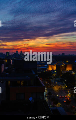 BERLIN, DEUTSCHLAND - 8. OKTOBER 2018: Die spektakulären Sonnenuntergang vom Potsdamer Platz in Berlin, Deutschland am 8. Oktober 2018 gesehen. Stockfoto