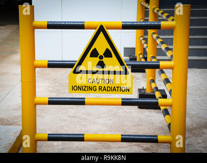 Warnschild Vorsicht ionisierende Strahlung explosionsgefährdeten Bereichen Stockfoto