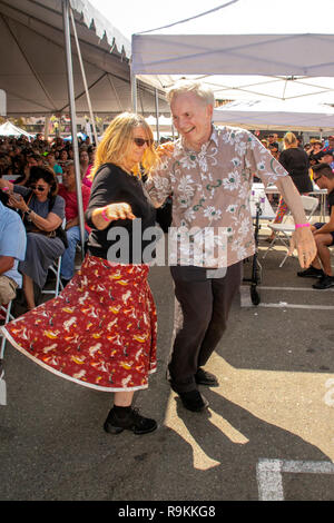 Elvis Presley Bewunderer Tanz an einem Presley Imitatoren Music Festival in Fullerton. Stockfoto