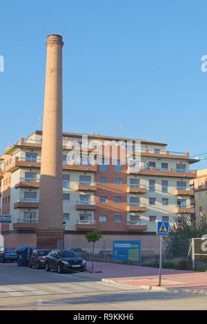 Schornstein der alten Zuckerfabrik (Nuestra Señora del Carmen, Antigua azucarera). Torre del Mar, Malaga, Spanien. Stockfoto