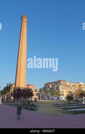 Schornstein der alten Zuckerfabrik (Nuestra Señora del Carmen, Antigua azucarera). Torre del Mar, Malaga, Spanien. Stockfoto